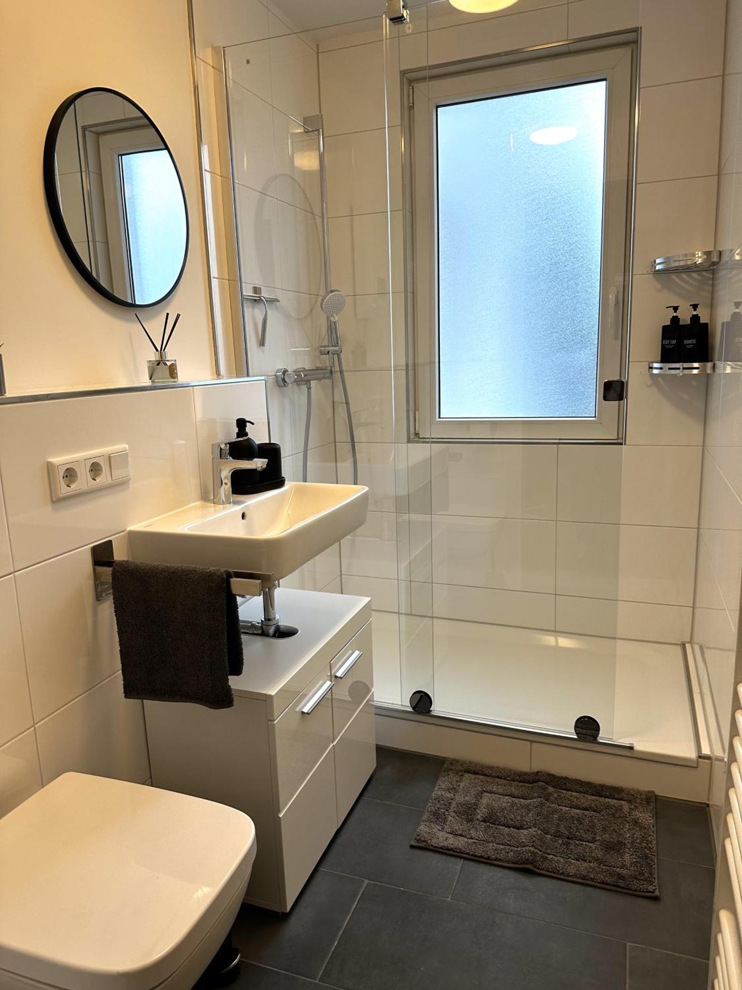 Rtr Essen - Fuer Bis Zu 8 Personen - Voll Ausgestattet - Zentral Limbecker Platz - Messe - Uniklinikum - Smart Tv - Modern Apartman Kültér fotó